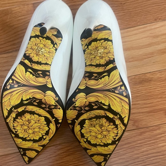 Versace white patent pumps / heels size 37. New without box. - Picture 9 of 16